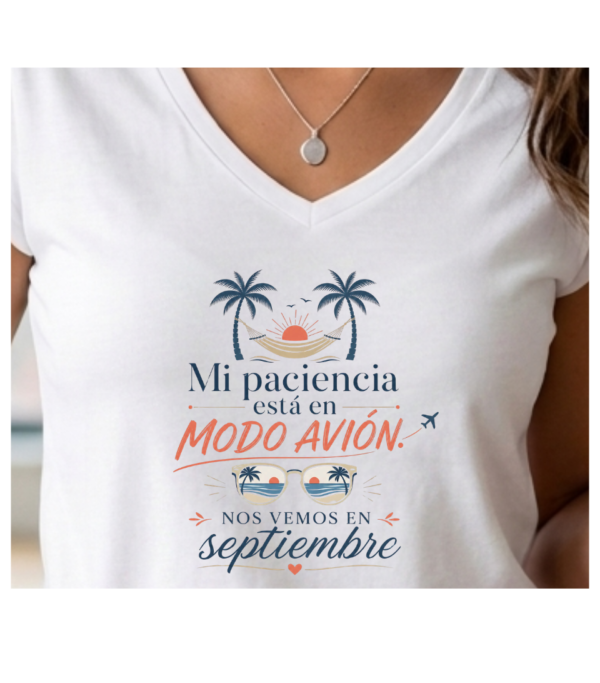 Camiseta PROFE VACACIONES "PACIENCIA MODO AVIÓN"