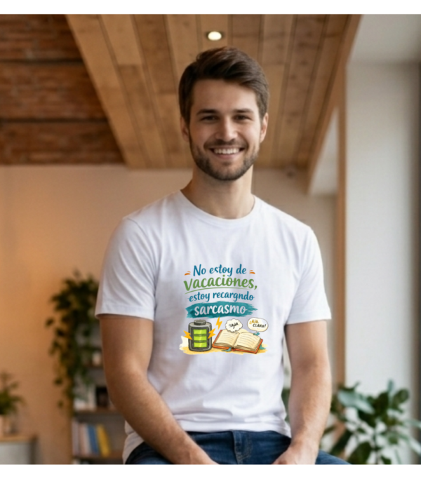 Camiseta PROFE VACACIONES "RECARGANDO SARCASMO"